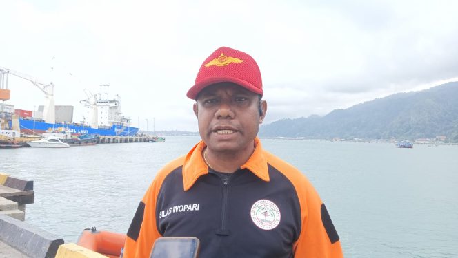 
					Komandan Pos SAR Kaimana, Silas Wopari. Foto:YosiasWambrauw/KabarPapua.co