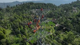 Totalitas pegawai PLN dalam menjaga kenadalan listrik di tanah air. Foto: PLN 
