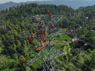 Totalitas pegawai PLN dalam menjaga kenadalan listrik di tanah air. Foto: PLN 