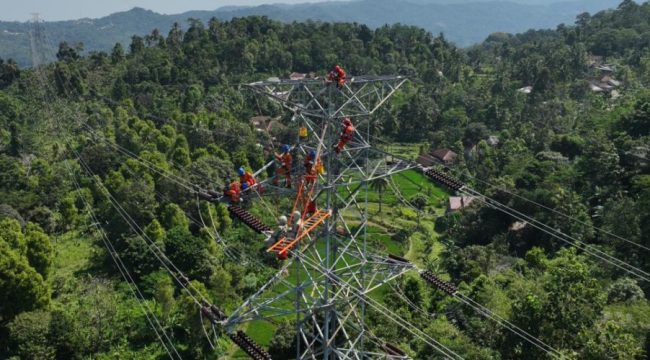 Totalitas pegawai PLN dalam menjaga kenadalan listrik di tanah air. Foto: PLN 