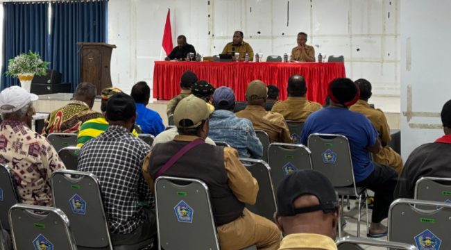 Bupati Jayawijaya Atenius Murip didampingi Plt Sekda Jayawijaya TInggal Wusono dan Staf Khusus Bupati Meki Westipo, saat memberikan arahan kepada para tokoh dari 40 Distrik.  Foto : Kominfo Jayawijaya.