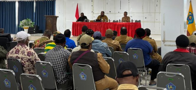 
					Bupati Jayawijaya Atenius Murip didampingi Plt Sekda Jayawijaya TInggal Wusono dan Staf Khusus Bupati Meki Westipo, saat memberikan arahan kepada para tokoh dari 40 Distrik.  Foto : Kominfo Jayawijaya.