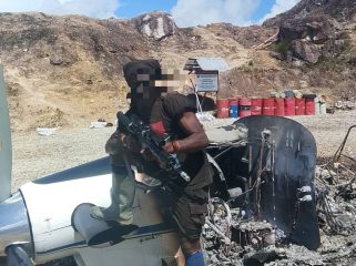 Pesawat AMA yang dibakar di Lapter Balingga Kabupaten Yahukimo. Foto: ist