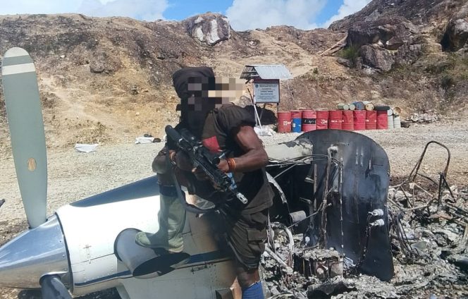 
					Pesawat AMA yang dibakar di Lapter Balingga Kabupaten Yahukimo. Foto: ist