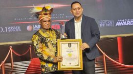 Bupati Puncak, Elvis Tabuni menerima penghargaan dari Seven Summit Media. Foto: Diskominfo Puncak