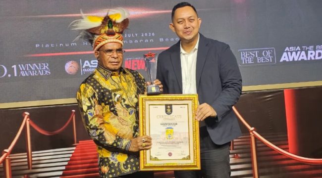 Bupati Puncak, Elvis Tabuni menerima penghargaan dari Seven Summit Media. Foto: Diskominfo Puncak