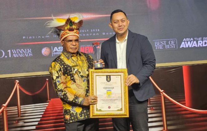 
					Bupati Puncak, Elvis Tabuni menerima penghargaan dari Seven Summit Media. Foto: Diskominfo Puncak