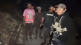 5 pekerja proyek jalan nasional yang selamat dari teror KKB di Tolikara. Foto: Satgas Damai Cartensz