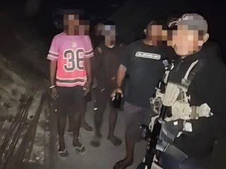5 pekerja proyek jalan nasional yang selamat dari teror KKB di Tolikara. Foto: Satgas Damai Cartensz
