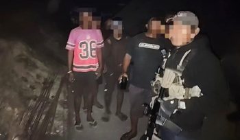 5 pekerja proyek jalan nasional yang selamat dari teror KKB di Tolikara. Foto: Satgas Damai Cartensz