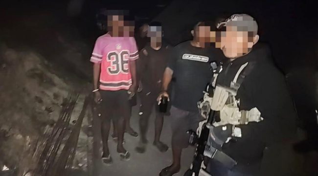 5 pekerja proyek jalan nasional yang selamat dari teror KKB di Tolikara. Foto: Satgas Damai Cartensz