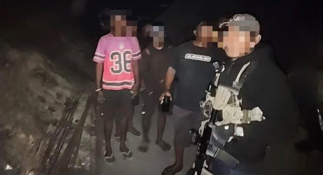 
					5 pekerja proyek jalan nasional yang selamat dari teror KKB di Tolikara. Foto: Satgas Damai Cartensz