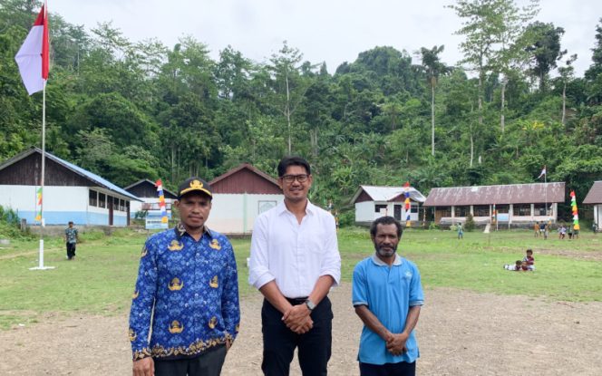 
					Anggota DPRK Kepulauan Yapen, Rian Hendrik didampingi Kepala SMP Satu Atap Negeri Perea, Yohannes Wonatorei dan Kepala SD Negeri Perea, Frederikus Samderubun. (KabarPapua.co/Ainun Faathirjal)
