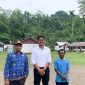Anggota DPRK Kepulauan Yapen, Rian Hendrik didampingi Kepala SMP Satu Atap Negeri Perea, Yohannes Wonatorei dan Kepala SD Negeri Perea, Frederikus Samderubun. (KabarPapua.co/Ainun Faathirjal)
