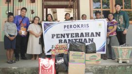 Pengurus Panti Asuhan Kerahiman Hawai Sentani, Suster Gerarda Untu, (ketiga dari kiri) bersama anak-anak panti saat menerima bantuan paket bapok dari anggota Perokris PLN UIW Papua dan Papua Barat. (Foto dok PLN UIW Papua dan Papua Barat)