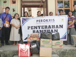 Pengurus Panti Asuhan Kerahiman Hawai Sentani, Suster Gerarda Untu, (ketiga dari kiri) bersama anak-anak panti saat menerima bantuan paket bapok dari anggota Perokris PLN UIW Papua dan Papua Barat. (Foto dok PLN UIW Papua dan Papua Barat)