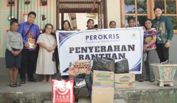 Pengurus Panti Asuhan Kerahiman Hawai Sentani, Suster Gerarda Untu, (ketiga dari kiri) bersama anak-anak panti saat menerima bantuan paket bapok dari anggota Perokris PLN UIW Papua dan Papua Barat. (Foto dok PLN UIW Papua dan Papua Barat)