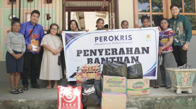 Pengurus Panti Asuhan Kerahiman Hawai Sentani, Suster Gerarda Untu, (ketiga dari kiri) bersama anak-anak panti saat menerima bantuan paket bapok dari anggota Perokris PLN UIW Papua dan Papua Barat. (Foto dok PLN UIW Papua dan Papua Barat)