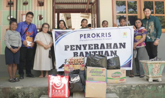
					Pengurus Panti Asuhan Kerahiman Hawai Sentani, Suster Gerarda Untu, (ketiga dari kiri) bersama anak-anak panti saat menerima bantuan paket bapok dari anggota Perokris PLN UIW Papua dan Papua Barat. (Foto dok PLN UIW Papua dan Papua Barat)
