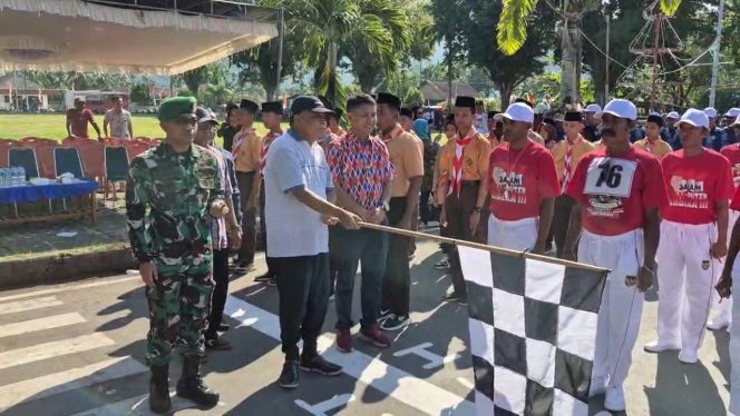 
					Bupati Kepulauan Yapen, Benyamin Arisoi saat membuka gerak jalan dalam rangka HUT RI. Foto: Ainun Faathirjal/KabarPapua.co