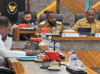 Bupati Jayawijaya, Atenius Murip (kanan) memaparkan kondisi pascakonflik sosial di Wamena pada rakor Kemen Polhukam di Jakarta. Foto: ist