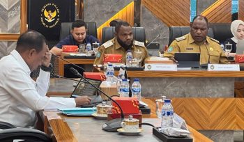 Bupati Jayawijaya, Atenius Murip (kanan) memaparkan kondisi pascakonflik sosial di Wamena pada rakor Kemen Polhukam di Jakarta. Foto: ist