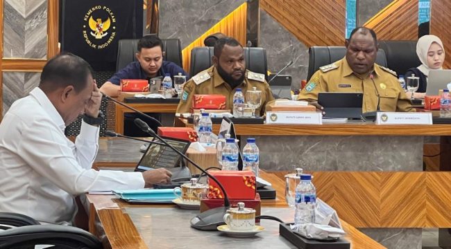 Bupati Jayawijaya, Atenius Murip (kanan) memaparkan kondisi pascakonflik sosial di Wamena pada rakor Kemen Polhukam di Jakarta. Foto: ist