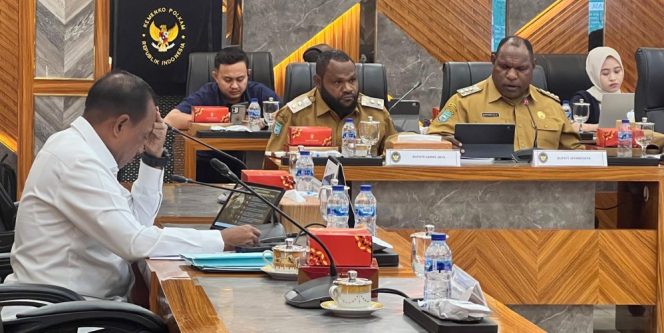 
					Bupati Jayawijaya, Atenius Murip (kanan) memaparkan kondisi pascakonflik sosial di Wamena pada rakor Kemen Polhukam di Jakarta. Foto: ist