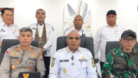 Bupati Puncak Elvis Tabuni bersama forkopimda Puncak saat memberikan keterangan pers terkait insiden pembakaran sejumlah bangunan kantor di Puncak. (Foto dok: Diskominfo Puncak)
