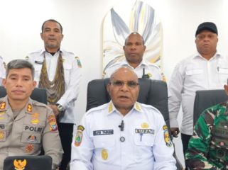 Bupati Puncak Elvis Tabuni bersama forkopimda Puncak saat memberikan keterangan pers terkait insiden pembakaran sejumlah bangunan kantor di Puncak. (Foto dok: Diskominfo Puncak)