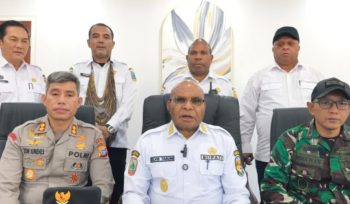 Bupati Puncak Elvis Tabuni bersama forkopimda Puncak saat memberikan keterangan pers terkait insiden pembakaran sejumlah bangunan kantor di Puncak. (Foto dok: Diskominfo Puncak)