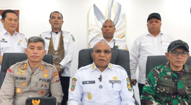 Bupati Puncak Elvis Tabuni bersama forkopimda Puncak saat memberikan keterangan pers terkait insiden pembakaran sejumlah bangunan kantor di Puncak. (Foto dok: Diskominfo Puncak)
