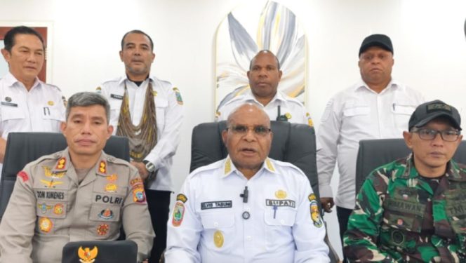 
					Bupati Puncak Elvis Tabuni bersama forkopimda Puncak saat memberikan keterangan pers terkait insiden pembakaran sejumlah bangunan kantor di Puncak. (Foto dok: Diskominfo Puncak)