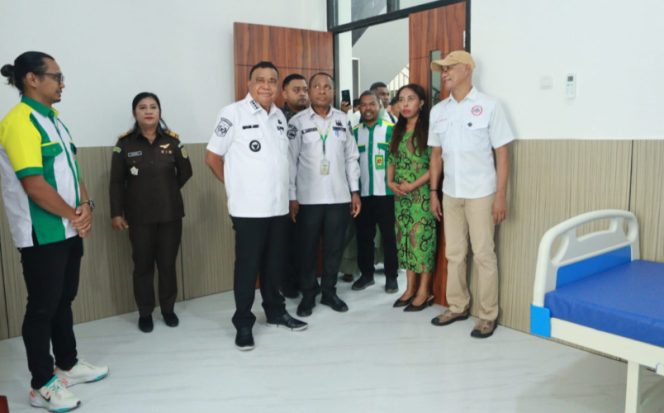 
					Bupati Kepulauan Yapen Benyamin Arisoy bersama jajaran meninjau fasilitas dan ruang pelayanan Klinik Utama FN 24, Serui. (KabarPapua.co/Ainun Faathirjal)