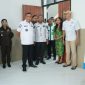 Bupati Kepulauan Yapen Benyamin Arisoy bersama jajaran meninjau fasilitas dan ruang pelayanan Klinik Utama FN 24, Serui. (KabarPapua.co/Ainun Faathirjal)