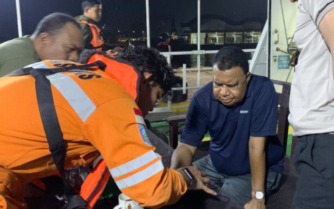 
					Tim SAR gabungan berkoordinasi sebelum melanjutkan operasi pencarian korban kecelakaan laut. (KabarPapua.co/Ainun Faathirjal)