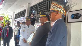 Bupati yapen, Benjamín Arisoi menyerahkan daftar warga binaan yang mendapatkan resmisi di Lapas Serui pada HUT ke-81 RI  Foto: Ainun Faathirjal/KabarPapua.co