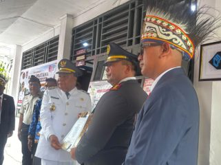 Bupati yapen, Benjamín Arisoi menyerahkan daftar warga binaan yang mendapatkan resmisi di Lapas Serui pada HUT ke-81 RI  Foto: Ainun Faathirjal/KabarPapua.co