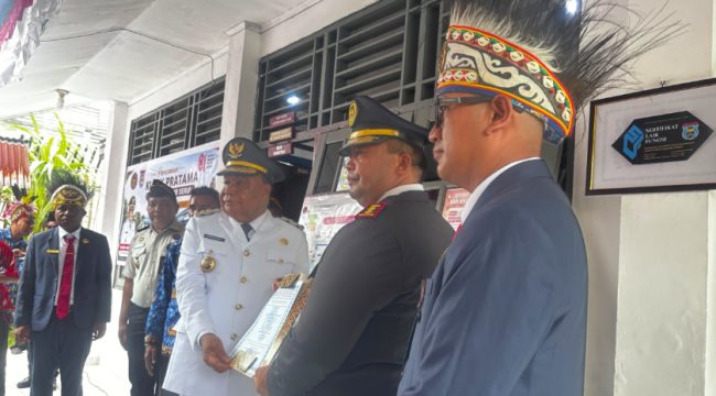 Bupati yapen, Benjamín Arisoi menyerahkan daftar warga binaan yang mendapatkan resmisi di Lapas Serui pada HUT ke-81 RI  Foto: Ainun Faathirjal/KabarPapua.co