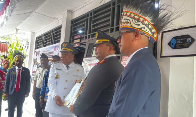 
					Bupati yapen, Benjamín Arisoi menyerahkan daftar warga binaan yang mendapatkan resmisi di Lapas Serui pada HUT ke-81 RI  Foto: Ainun Faathirjal/KabarPapua.co