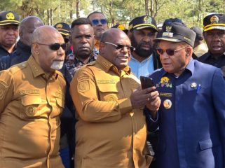 Gubernur Papua Tengah, meki Nawipa (tengah0 bersama Wagub dan Bupati Puncak, Elvis Tabuni di Ilaga. Foto: Diskominfo Puncak
