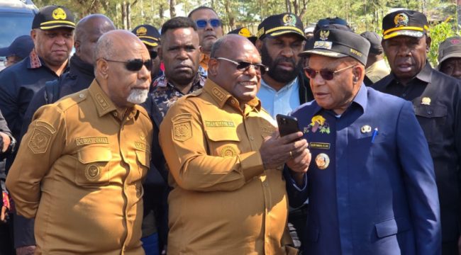 Gubernur Papua Tengah, meki Nawipa (tengah0 bersama Wagub dan Bupati Puncak, Elvis Tabuni di Ilaga. Foto: Diskominfo Puncak
