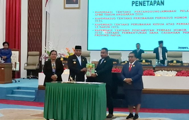 
					Gubernur Papua Mathius D. Fakhiri dalam pendapat akhir pemerintah pada penutupan Sidang Paripurna ke-14 DPR Papua Tahun 2026. (KabarPapua.co/Imelda)