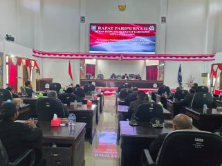 Rapat paripurna II DPRK Kepulauan Yapen  dalam rangka pembahasan Rancangan Peraturan Daerah (Raperda) tentang Pertanggungjawaban Pelaksanaan APBD Tahun Anggaran 2025 serta usulan persetujuan penghapusan aset daerah. Foto: Ainun Faathirjal/KabarPapua.co