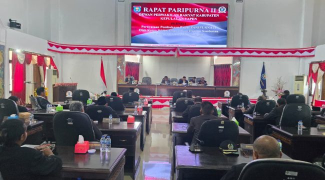 Rapat paripurna II DPRK Kepulauan Yapen  dalam rangka pembahasan Rancangan Peraturan Daerah (Raperda) tentang Pertanggungjawaban Pelaksanaan APBD Tahun Anggaran 2025 serta usulan persetujuan penghapusan aset daerah. Foto: Ainun Faathirjal/KabarPapua.co