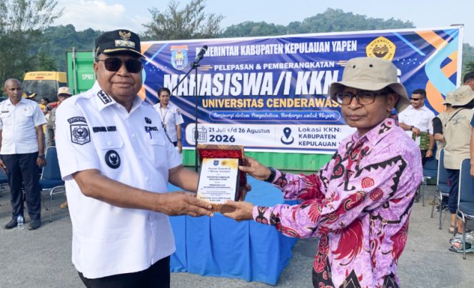 
					Bupati Kepulauan Yapen Benyamin Arisoy menyerahkan plakat kepada perwakilan Uncen pada pelepasan mahasiswa KKN di Pelabuhan Serui. (KabarPapua.co/Ainun Faathirjal)