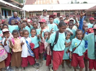Kapolda Papua Tengah Brigjen Polisi Jermias Rontini kunjungi SD Bilogai, Sugapa. (Foto dok: IST) 