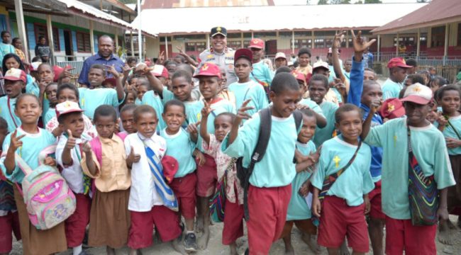 Kapolda Papua Tengah Brigjen Polisi Jermias Rontini kunjungi SD Bilogai, Sugapa. (Foto dok: IST) 