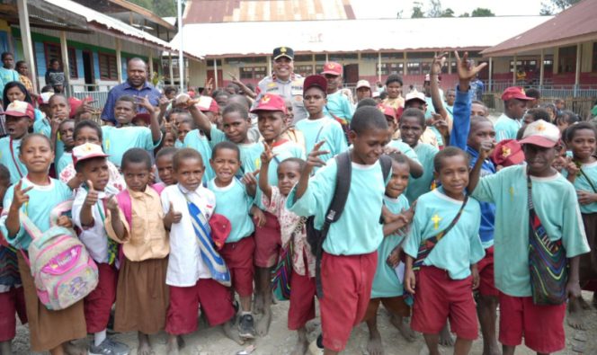 
					Kapolda Papua Tengah Brigjen Polisi Jermias Rontini kunjungi SD Bilogai, Sugapa. (Foto dok: IST) 