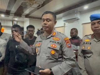 Kapolres Nabire AKBP Samuel D. Tatiratu menyatakan, seluruh penumpang speedboat selamat dievakuasi ke Polres Nabire untuk mendapatkan penanganan. (KabarPapua.co/Agies Pranoto) 